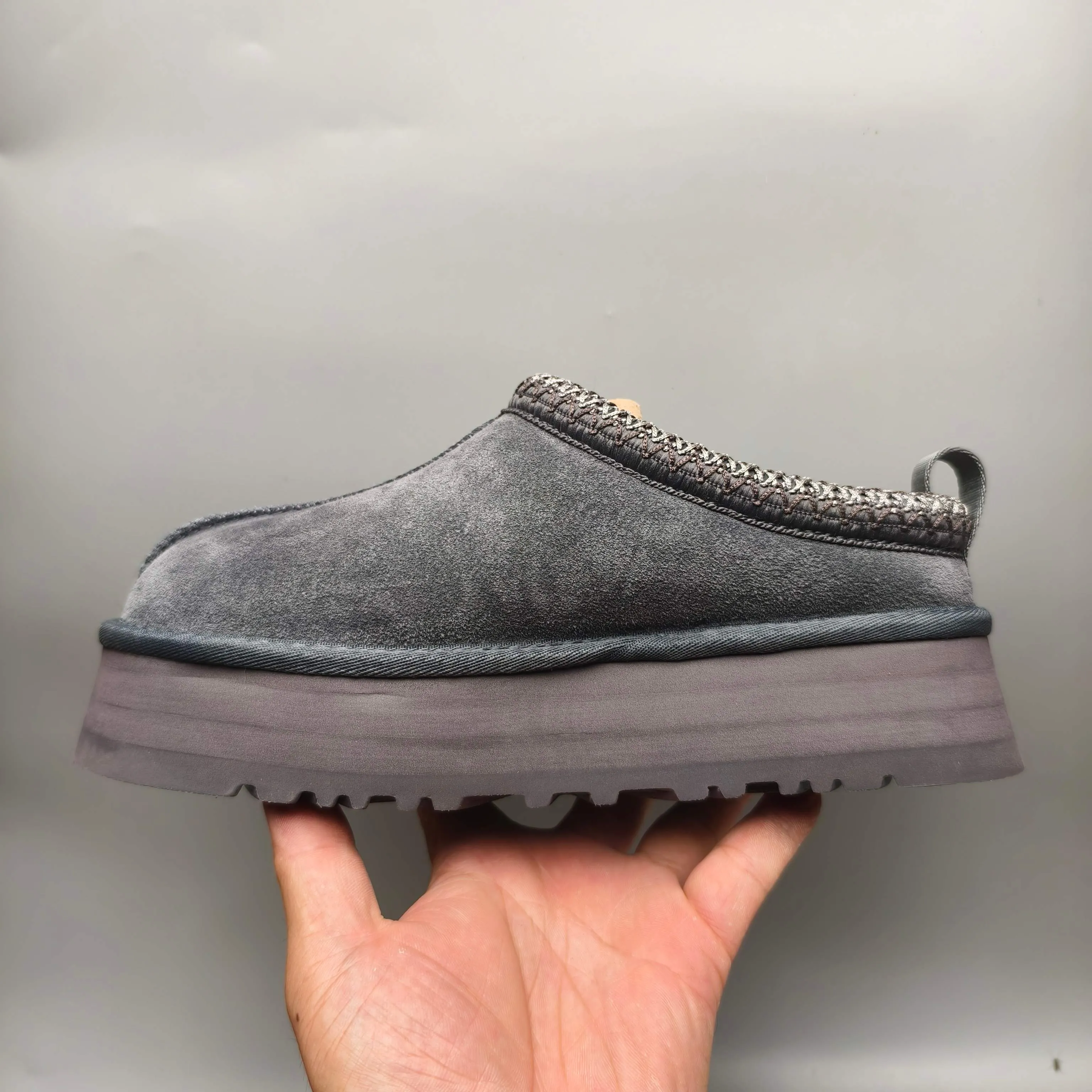 💰440 UGG sheepskin all-in-one snow boots 2553 co-branded national trend style thick-soled one-leg women’s snow boots🐾~ 🍭 A co-branded trendy item launched with well-known designer brands Feng Chen Wang and TELFAR. Zhou Dongyu & Wang Jiaer’s same style Fang Kete boots. The slip-on design makes it easy to put on and take off, and can be used indoors or outdoors. The exotic edging design is eye-catching, and it is definitely worth buying~ 🍭Material: cowhide➕sheep fur Outsole: rubber (light wing technology) 🍭Color: black, maroon, sand, dark green, light gray, chocolate, beige, walnut, brown, dark gray, red 🍭Number of codes: 35-42